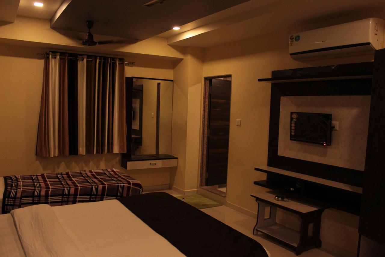 Apollo Hotel Ahmedabad Exterior photo